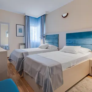 rezervați aici